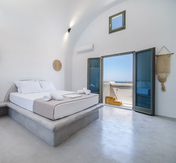 HONEYMOON SUITE WITH</br> OUTDOOR HEATED JACUZZI